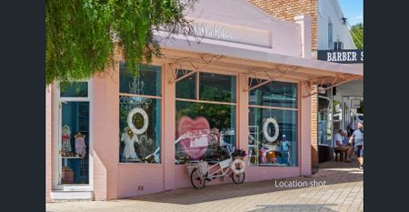 Ultra convenient Freshwater abode - Photo 2