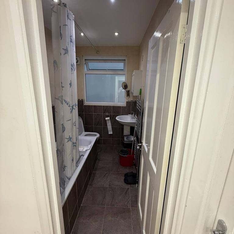 1 bedroom in a house share to rent - Photo 1