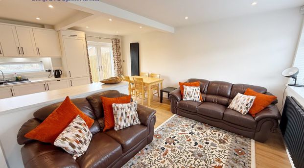 Link Road, Springhead, Oldham OL4 4SF - Photo 1