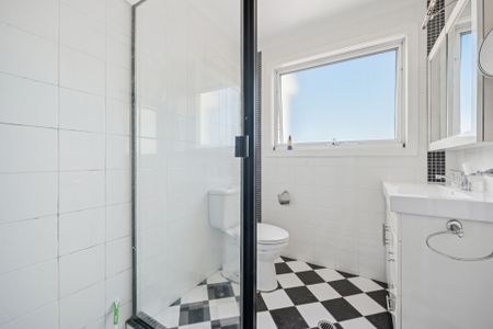 Bright & Convenient Two-Bedroom Apartment with Private Entrance - Photo 4