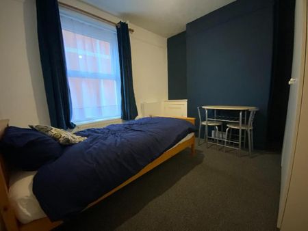 1 bedroom in a house share to rent - Photo 3