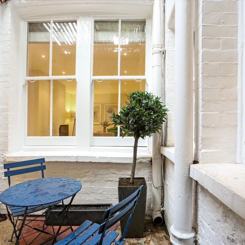 Charming One-Bedroom Apartment with Study in Prestigious Sloane Gardens, SW1W. - Photo 1
