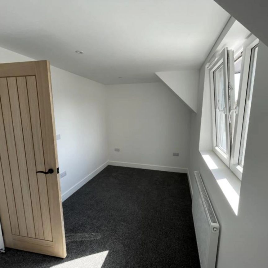 Be impressed by the quality of finish offered by this wonderful 2 bed Maisonette neatly positioned within walking distance of the popular local Nichol - Photo 1