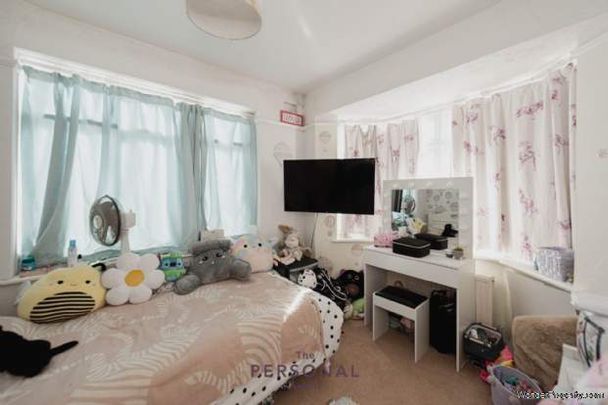 2 bedroom property to rent in Epsom - Photo 1