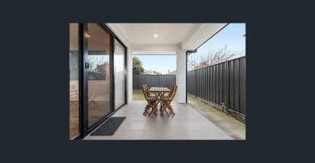 Stunning 3-Bedroom Home - Solar Powered - Photo 4