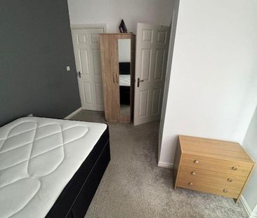 3 bedroom flat to rent - Photo 2