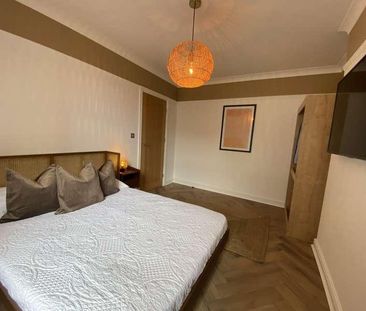 Stylish Bedroom Apartment, LN1 - Photo 4