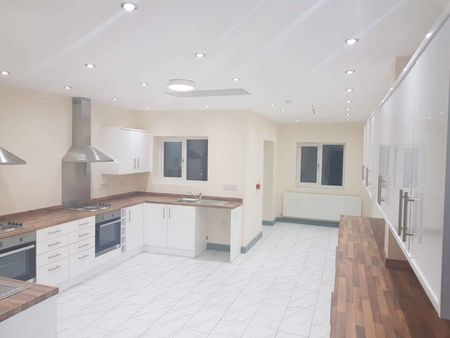 SPACIOUS EN-SUITE HOUSESHARE NEAR NEW CROSS HOSPITAL Room 3 - Photo 5