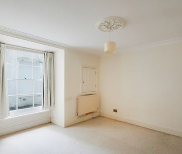 3 Bed Flat - Photo 4