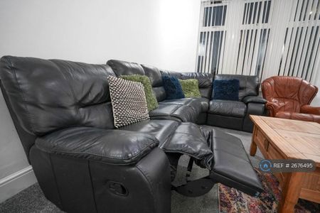 4 bedroom semi-detached house to rent - Photo 3