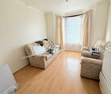 Three bedroom house seven king school catchement area- £2450 pcm - Photo 5