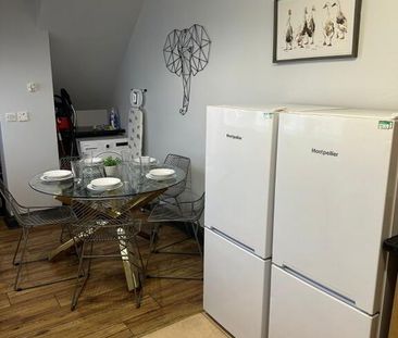 Room 4, 5 Stranmillis Gardens, Belfast, BT9 5AS - Photo 4