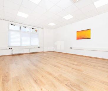 Světlý nebytový prostor 48 m se zázemím pro bydlení – Praha 10, Vrš... - Photo 4