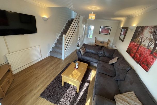 Styles Close - Photo 1