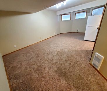 1 Bed Basement Suite in Deer Park! Utilities Included! - Photo 2