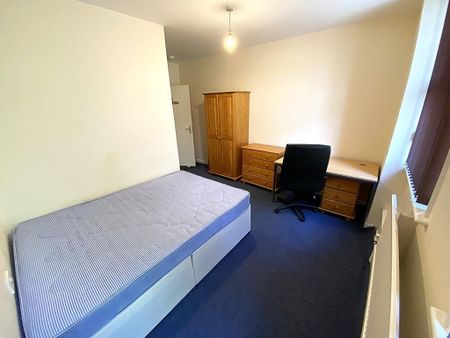 4 bedroom flat to rent - Photo 3