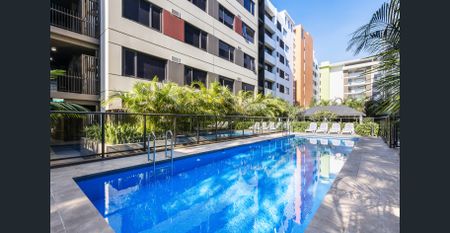 MODERN ONE BEDROOM APARTMENT, AVAILABLE NOW! - Photo 5