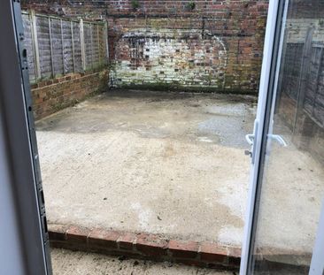 2 Bed Flat, Donnington Gardens, RG1 - Photo 2