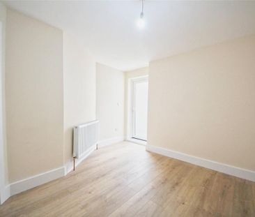 3 bedroom flat to rent - Photo 4