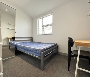 3 bed Apartment for Rent - Photo 2