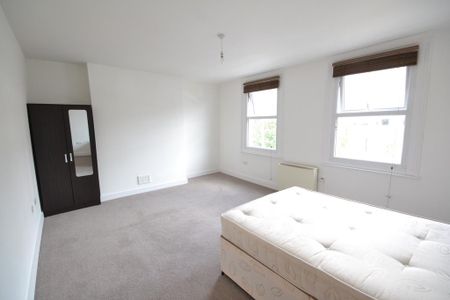 1 bedroom in a flat share to rent - Photo 2