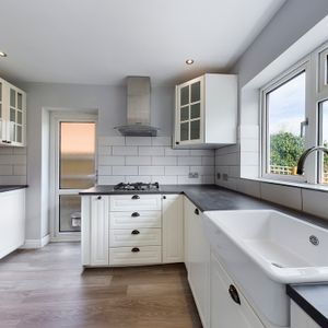 3 bed detached house to rent in Cherry Tree Road, Beaconsfield, HP9 1BD - Photo 2