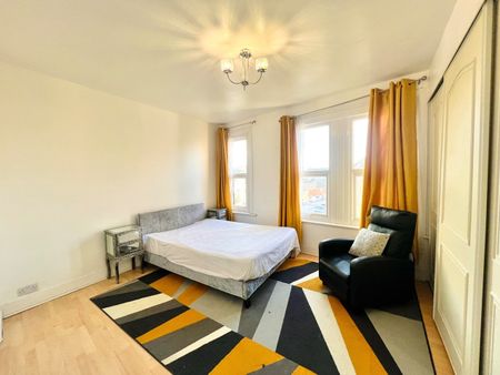 3 Bed Detached House, Troughton Road, SE7 - Photo 4