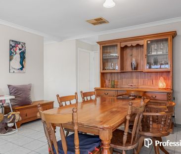Spacious 4-Bedroom Family Home in Caversham! - Photo 5