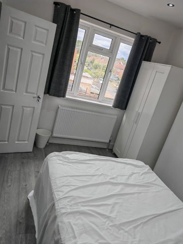 Room in a Shared Flat, Village Way East, HA2 - Photo 3