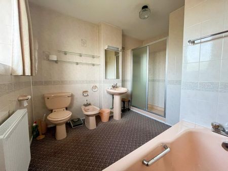 4 bedroom detached house to rent - Photo 3