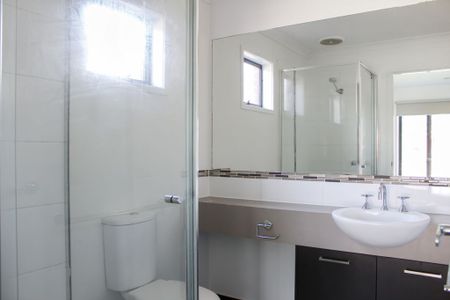 THREE BEDROOM HOME CLOSE TO PUBLIC TRANSPORT - Photo 5