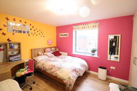 4 bedroom semi-detached house to rent - Photo 5