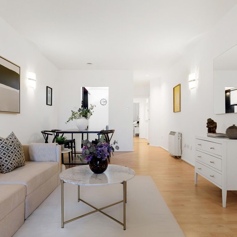 A two bedroom apartment with lift and concierge for rent in Point West, SW7 - Photo 1