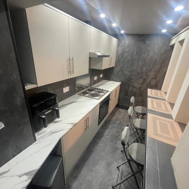 1 bedroom in a house share to rent - Photo 1