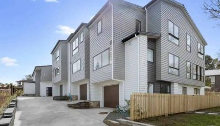 Luxury 3-Bedroom, 3-Bathroom Townhouse in Prime New Lynn Location - Photo 5