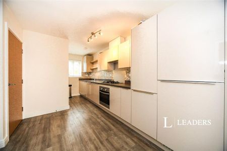 4 bedroom semi-detached house to rent - Photo 5