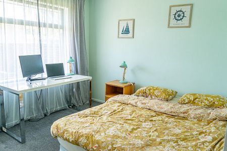 Modern 3-Bedroom Home – Warm, Sunny & Family Ready - Photo 5