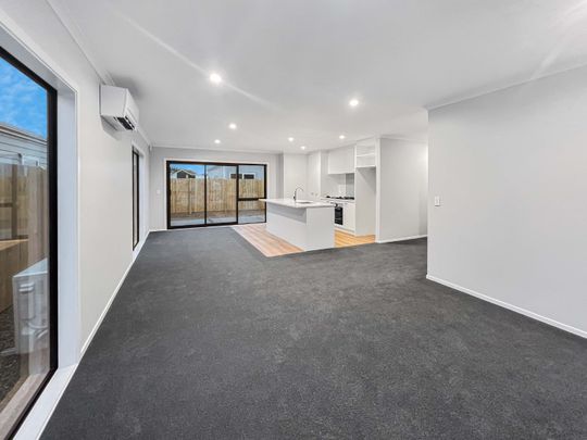 Modern home in Paraparaumu - Photo 1