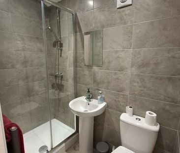 Modern and tastefully designed shared house, close to town - Photo 6