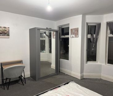 Room in a Shared House, Cheethamahill Road, M8 - Photo 5