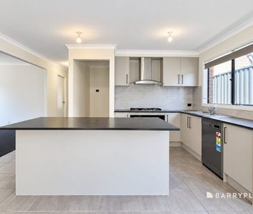 Spacious Family Living in a Convenient Pakenham Location - Photo 5