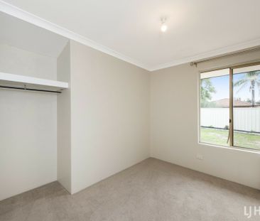 Tidy & Ideally Located Opposite a Family-Friendly Park - Photo 5