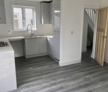 3 bedroom semi-detached house to rent - Photo 6