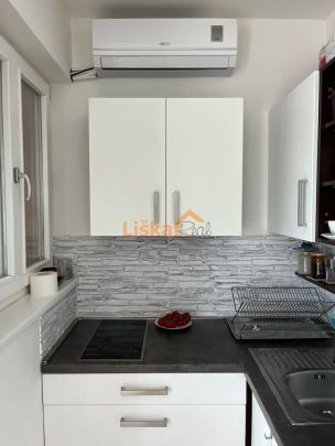 Pronájem moderního bytu 1+kk s balkonem a klimatizací (25 m - Photo 1