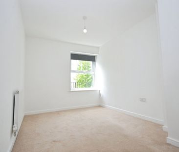 Flat to rent - Wells View, Bromley, BR2 - Photo 2