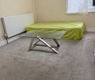 Loft room for single female in a shared family house- Ilford - Photo 1