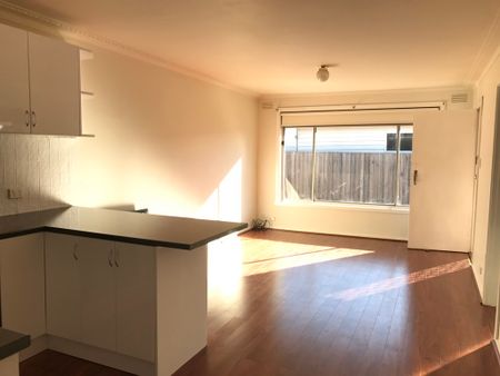 Ideally located 2 bedroom unit - ready to move in now! - Photo 3