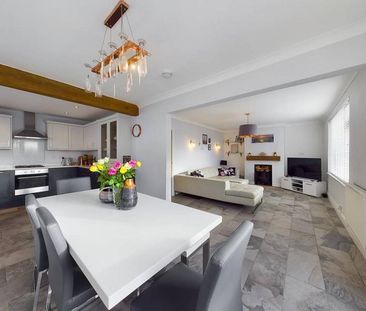 4 bedroom detached bungalow to rent - Photo 2