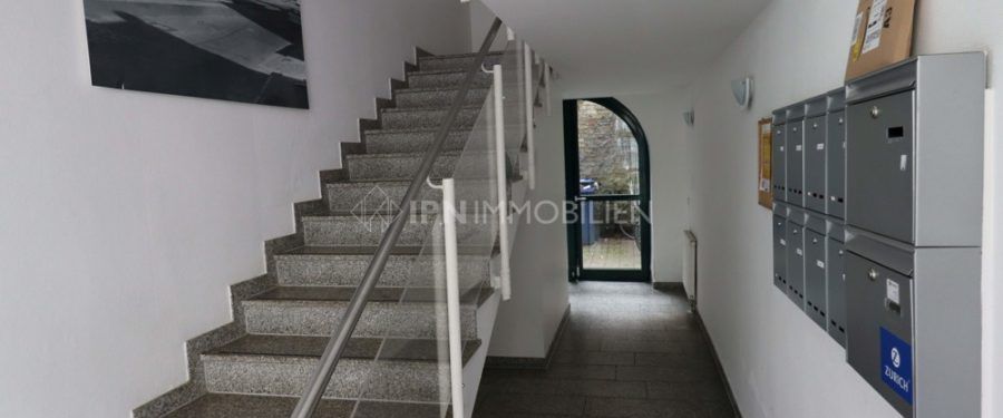 Helle Etagenwohnung mit EBK, Tageslicht-Duschbad und Balkon in der östlichen Altstadt - Photo 1