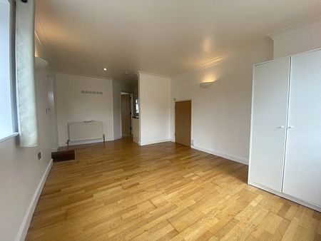 One bedroom maisonette with garage - Photo 2